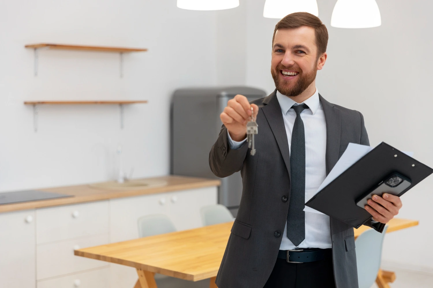 hombre feliz vivienda